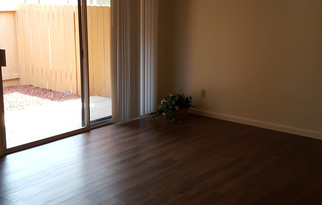 2 beds, 1 bath, 969 sqft, $1,565, Unit 121