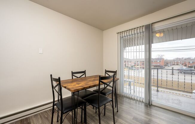 2 beds, 1 bath, 720 sqft, $875, Unit 2432-04