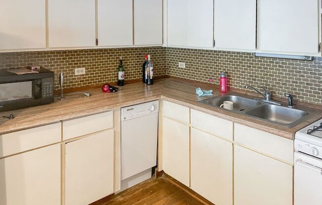 2 beds, 1 bath, 950 sqft, $3,500, Unit 875-C2