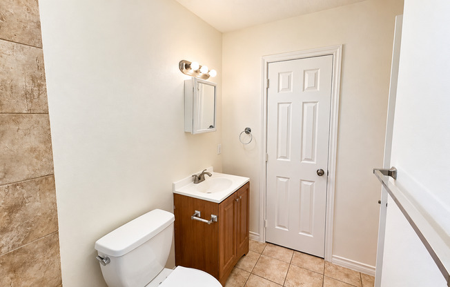 1 bed, 1 bath, 530 sqft, $950, Unit Skyway Unit 8 > SAK