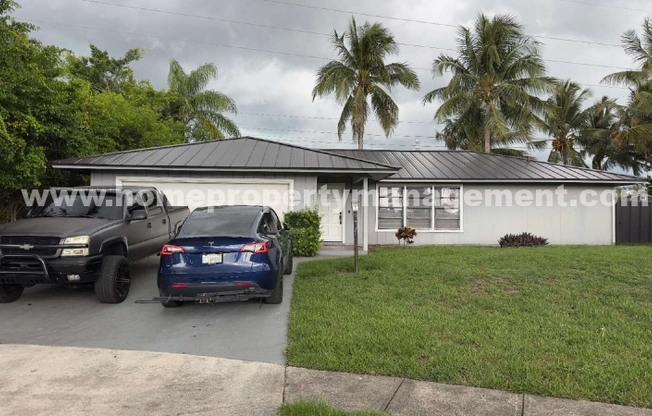 323 CANTERBURY DR W