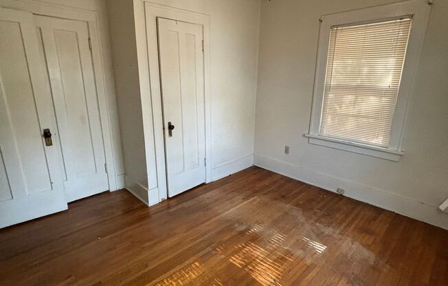 2 beds, 1 bath, $990