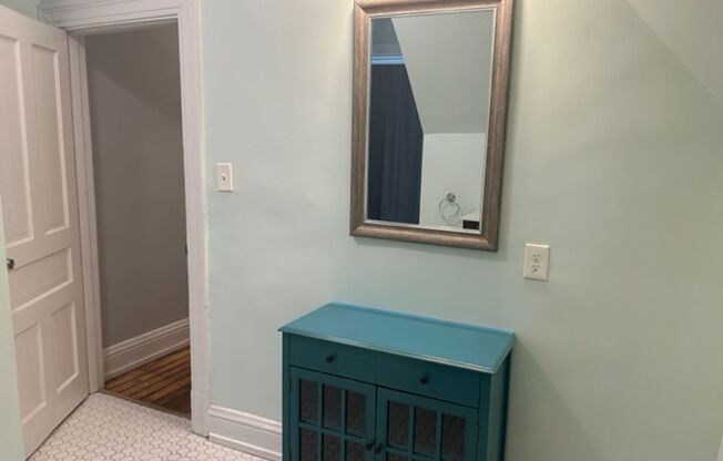 1 bed, 1 bath, 1,000 sqft, $1,375, Unit Apt 4