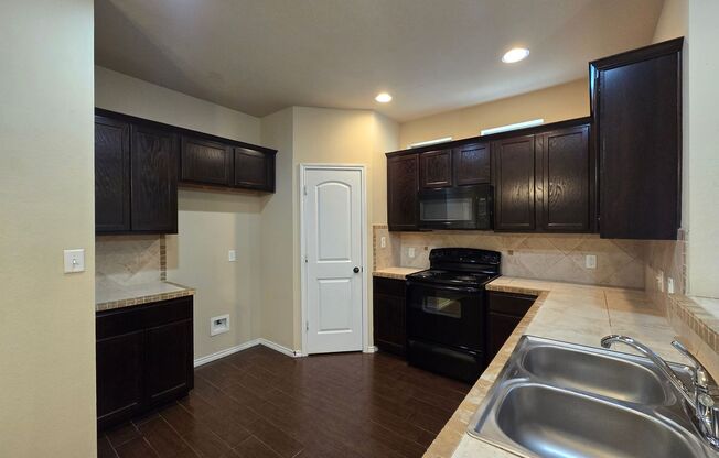 3 beds, 2.5 baths, $1,435