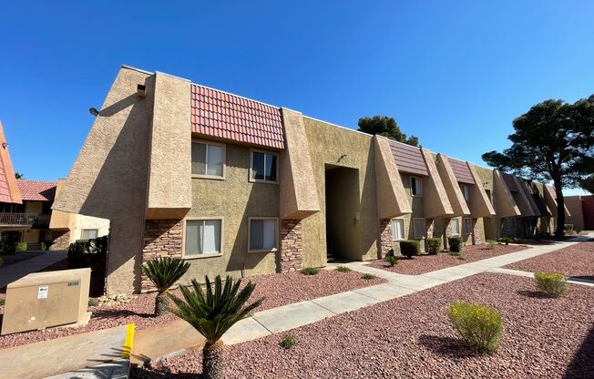 Cozy 2 bed 2 bath condo!