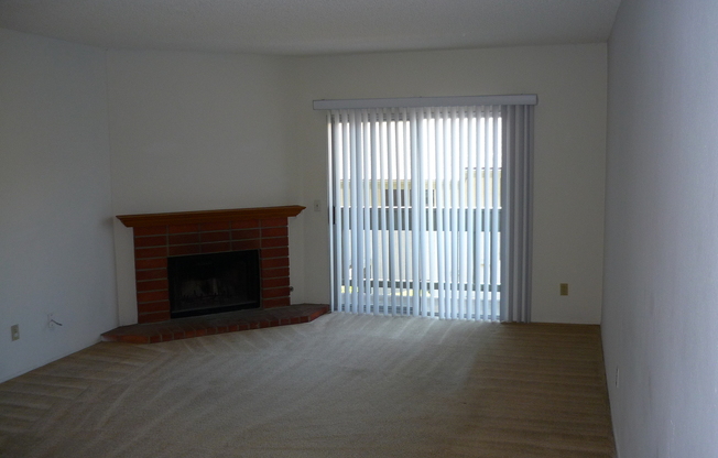 2 Bed/2.5 Bath Condo at College Park Townhomes!