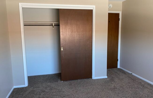 2 beds, 1 bath, 920 sqft, $725, Unit 24