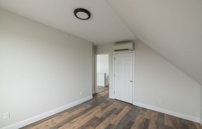 2 beds, 1 bath, $2,650, Unit 1056 Forest Ave. #3, Portland