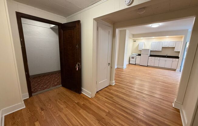 Studio, 1 bath, 294 sqft, $1,250, Unit New King Edward 8A4