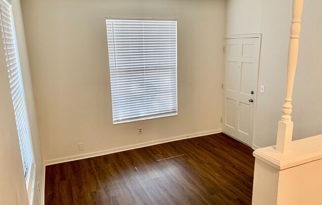 2 beds, 1 bath, 990 sqft, $1,295, Unit 827ING