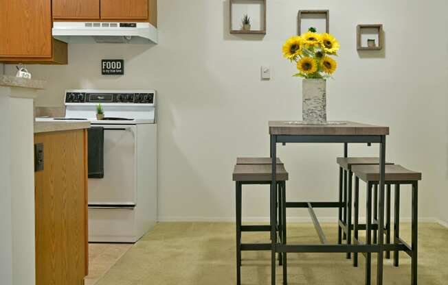 Dining Area at Eastgate Woods Apartments, Batavia