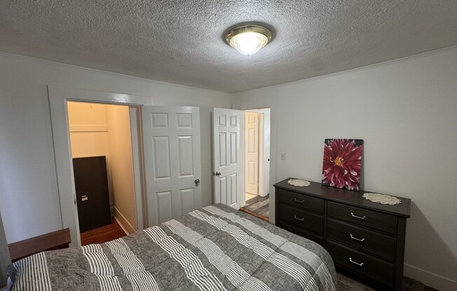 2 beds, 1 bath, 800 sqft, $2,400, Unit 27
