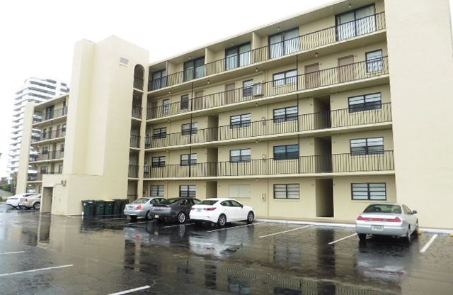 Amazing 1 Bed 1 Bath Furnished A1A Condo in Daytona Beach! Community Pool!!!