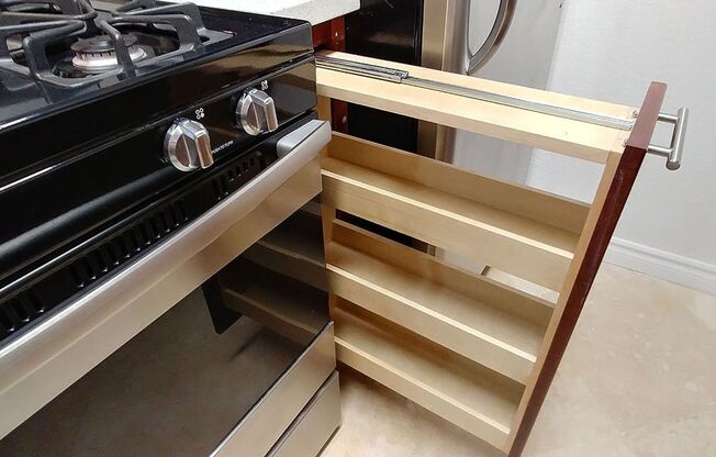 2 beds, 2 baths, 910 sqft, $2,850, Unit 512