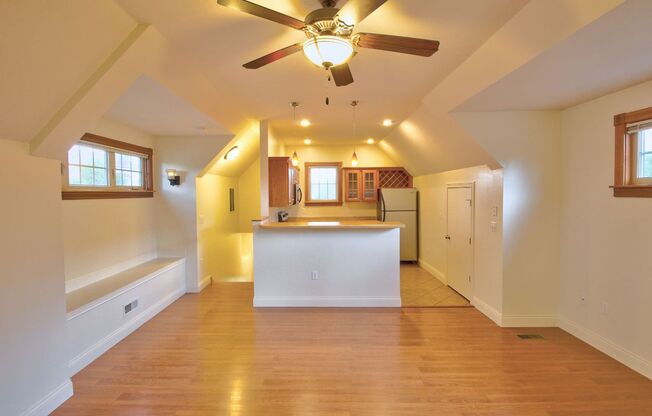 1 bed, 1 bath, 890 sqft, $1,555