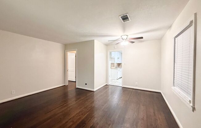 Beautiful 2/1/1 w/ study in Angleton!! Very Cute Home !