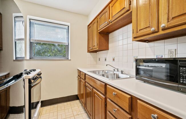 1 bed, 1 bath, 851 sqft, $1,000, Unit 306