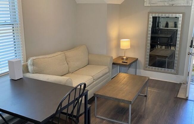 Charming 1-Bedroom Apartment Over Garage for Rent!