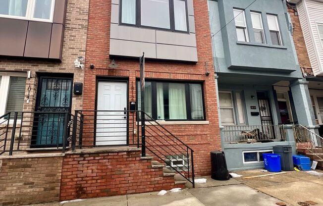 Luxurious 3-Bedroom Townhome in South Philadelphia! Available NOW!