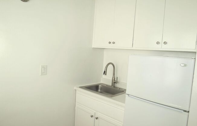 Studio, 1 bath, 360 sqft, $1,650, Unit 40-9