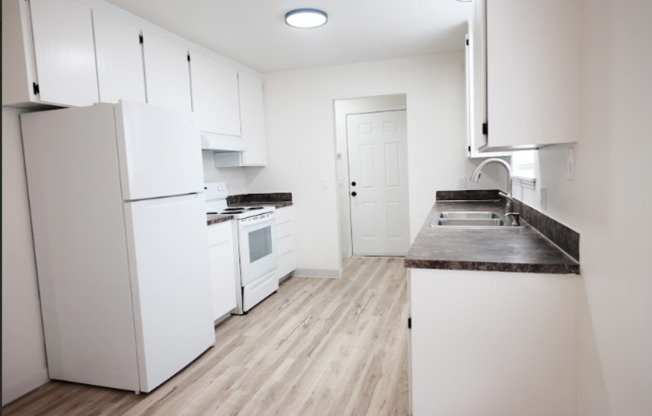 Cedars in Sweethome ** Walk in Closets, on site laundry in a lovely Community