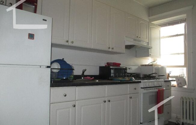 2 beds, 1 bath, $3,200, Unit 13