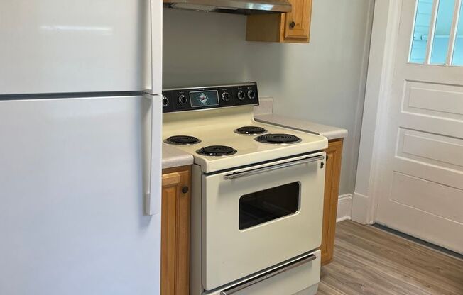 Spacious 2 Bedroom with an Office - LAWNCARE INCLUDED - Convenient to UNCG & Downtown Greensboro