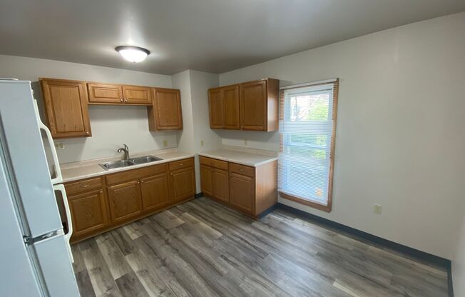 3 beds, 1 bath, 1,000 sqft, $1,200, Unit Apt 2