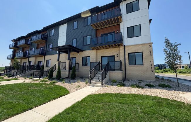 1 bed, 1 bath, 885 sqft, $1,645, Unit 5117-103