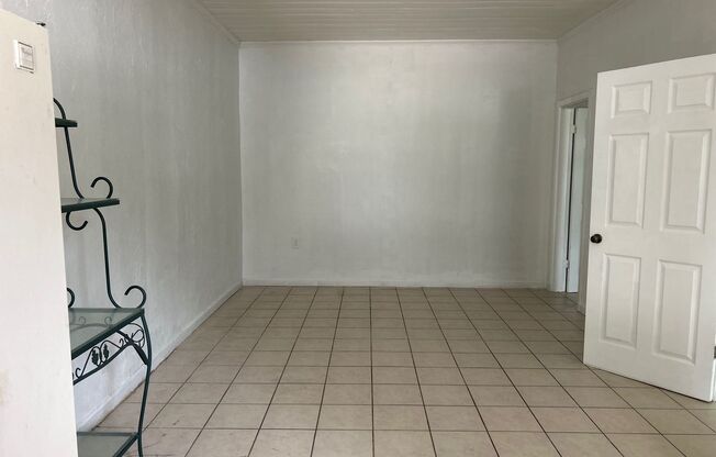 Studio, 1 bath, 400 sqft, $1,400