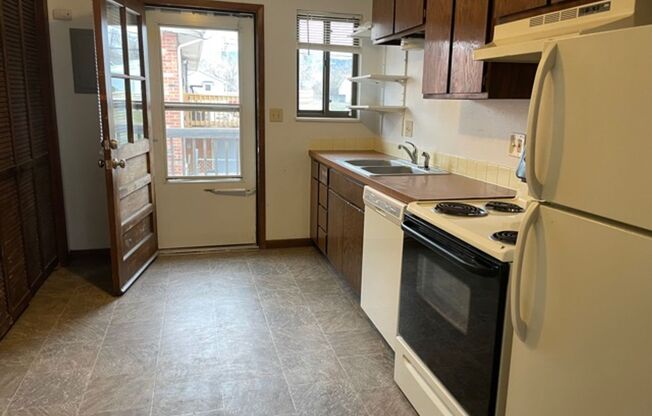 2 beds, 1 bath, $800, Unit 1308 S. Lowell Street #D