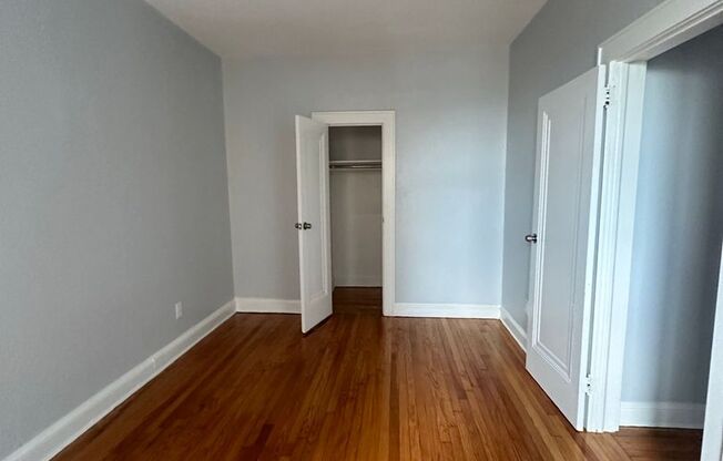 2 beds, 1 bath, $2,300, Unit B32