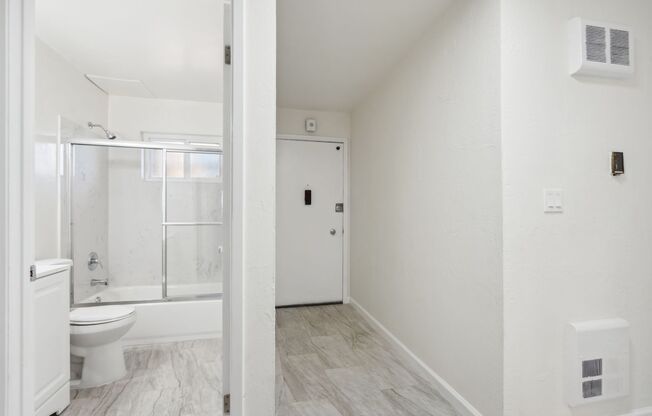 2 beds, 1 bath, 700 sqft, $2,295, Unit 17