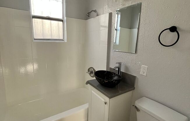 2 beds, 1 bath, $2,450, Unit 04