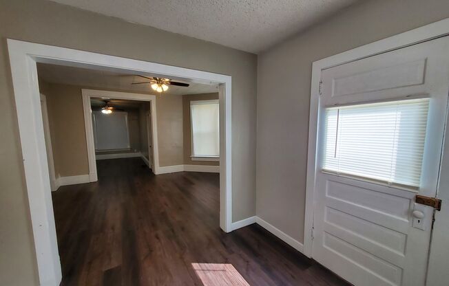 2 beds, 1 bath, $795, Unit 1005 Main Floor