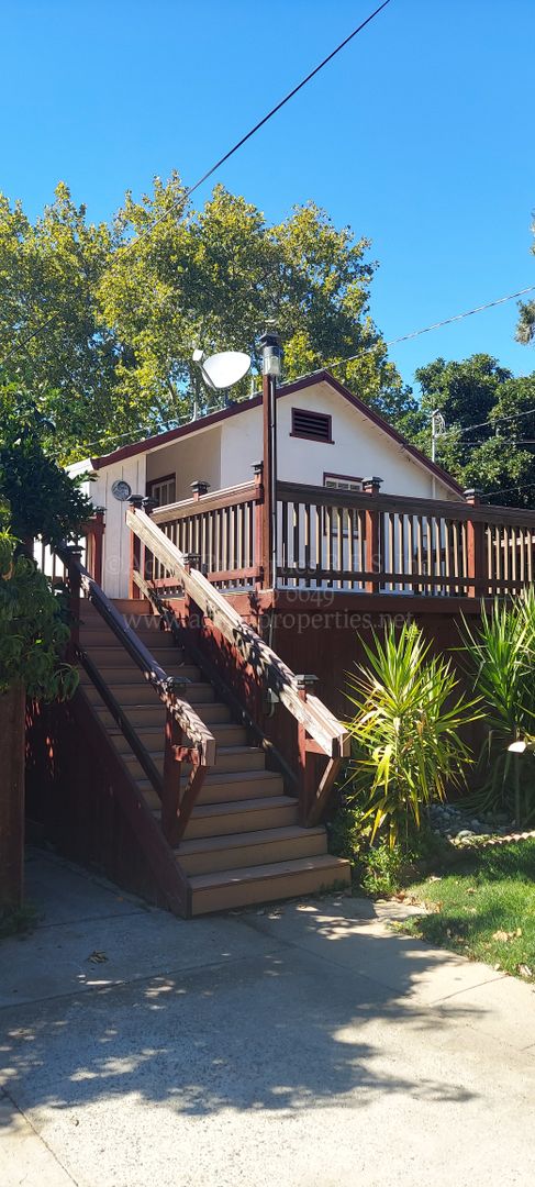 Central Roseville, 1 Bed, 1 Ba, Wall Air, Large Living Room, Bedroom Downstairs, Large Deck great for Entertaining, Lawn