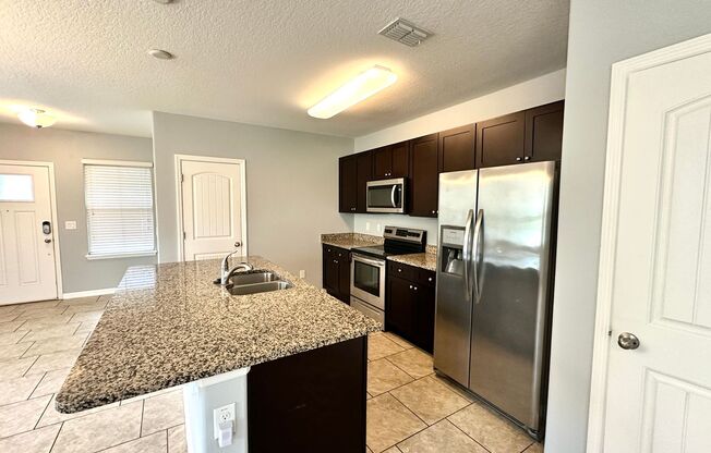 Awesome townhome in Resort Style Conmuunity