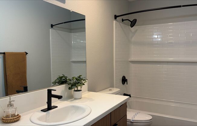 3 beds, 2 baths, 1,125 sqft, $3,350, Unit 82