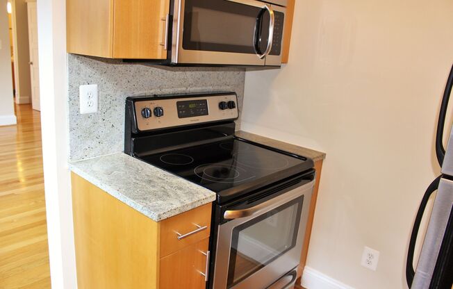 3 beds, 2 baths, $5,250, Unit 205