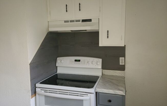 2 beds, 1 bath, $850, Unit 1712