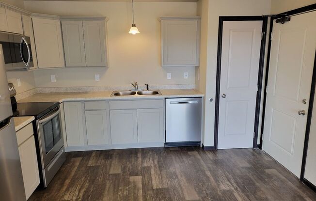 1 bed, 1 bath, 920 sqft, $1,195, Unit 2076-101 1B/1B