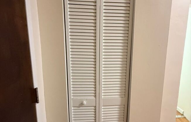 Studio, 1 bath, 323 sqft, $1,175, Unit Old King Edward 531