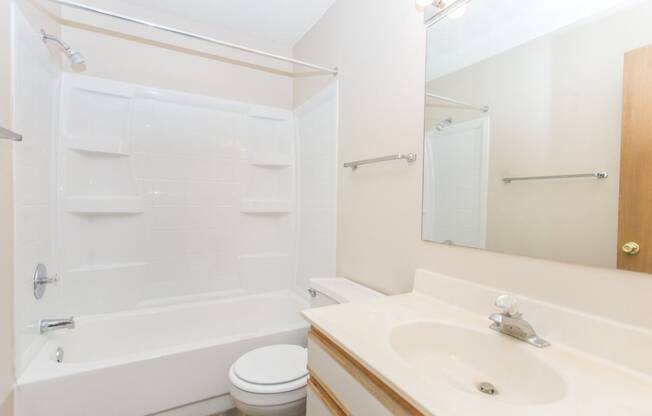 bathroom with full bath at Cinnamon Ridge Apartments, Eagan, MN