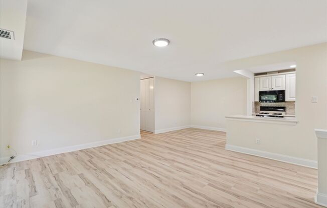 Fully Renovated 2B/2B unit in Old Forge Crossing!