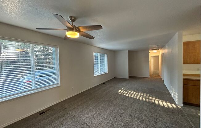 1073 NE HIDDEN VLY DR