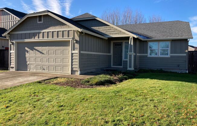 Beautiful Home! Large open living room! Double Car Garage! In private HOA neighborhood! Next to South Albany!