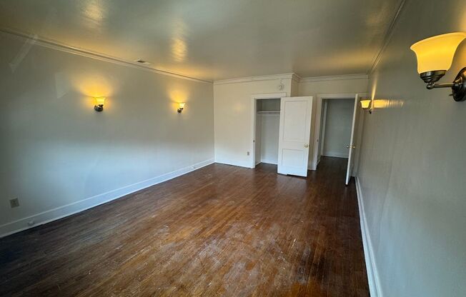 3 beds, 1 bath, $2,100, Unit 30