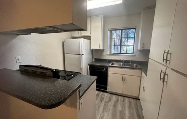 2 beds, 1 bath, 765 sqft, $1,750, Unit 77