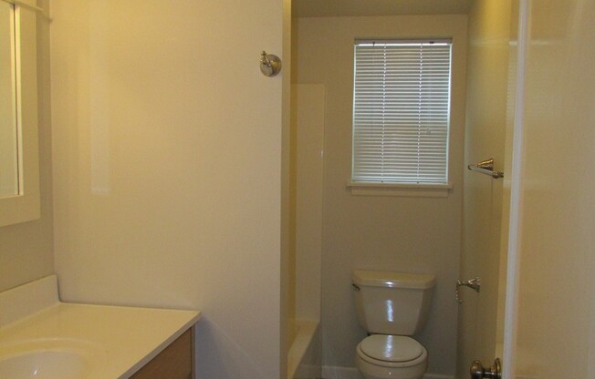Pre - Leasing Excellent 7 Bedroom/3 Bathroom Unit Near UW for 2025-2026 School Year