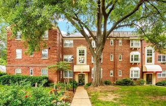 Sunny, spacious 1BR/1BA Condo in Arlington's Precious Palisades Condos w/Parking